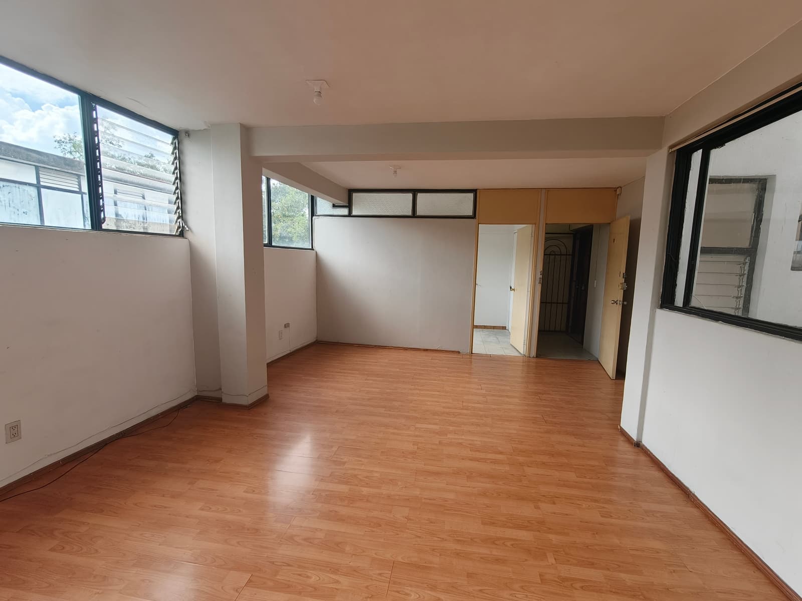Rento departamento 3er piso / frente al parque rojo — foto 3