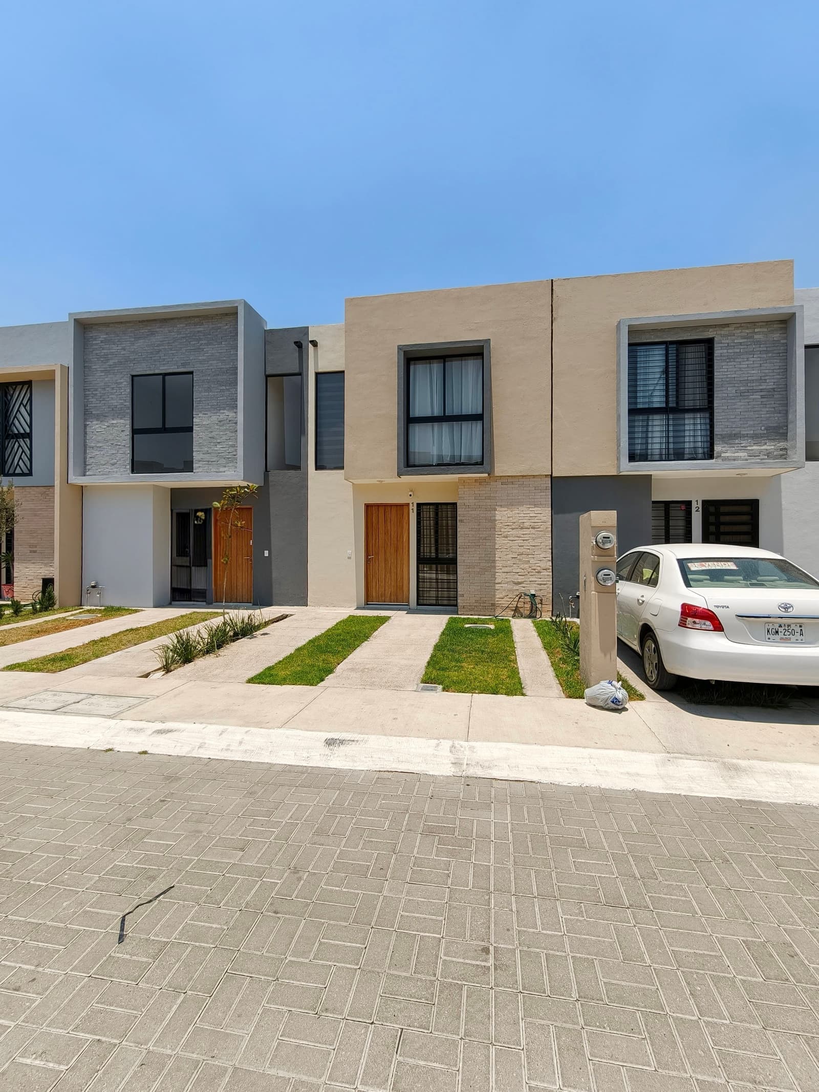 Rento Casa nueva Amueblada - en Av. Real a colima