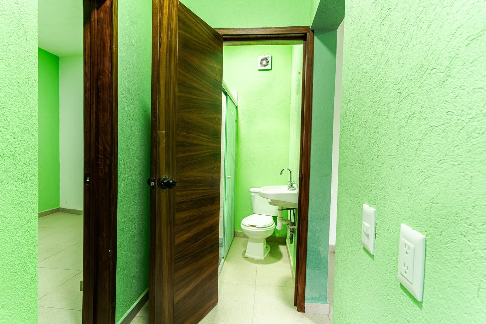 Propiedad en esquina con departamentos y locales — foto 7