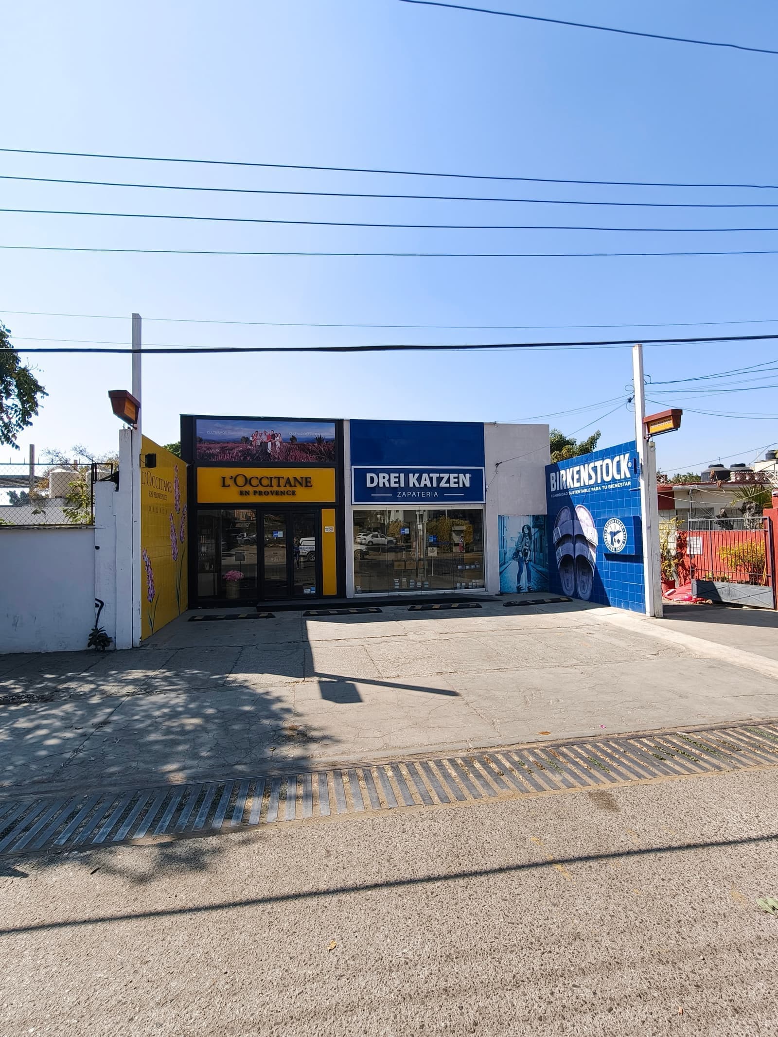 Propiedad con 2 locales comerciales